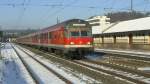Eine 5-teilige Regionalbahn mit zwei Karlsruher Steuerwagen an der Zugspitze und am Zugschluss vor der schiebenden BR 111 erreicht am 02.02.2012 den Bahnhof Kronach.