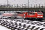 Die 111 037-8 mit der RB von Mnchen nach Nrnberg am Hirschgarten am 15.02.2013