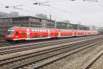 Die 111 019-6 schiebt den RE von N�rnberg nach M�nchen durch Laim am 06.07.2013