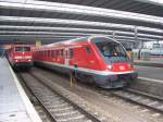 zu sehen ist ein umlackierter steuerwagen des mnchen - nrnberg - expresses (re 4040)der hier in mnchen hbf auf abfahrt wartet links ist noch eine 111.19.02.07 