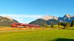 . Ferien in Mittenwald - Kaum angekommen im Landhaus Wackerl in der N�he von Klais zog es die Bahnfotografen an die Strecke M�nchen Hbf - Mittenwald Grenze. Prompt fuhr der Hamster 442 732-0 (94 80 2442 732-0 D-DB) als RB Innsbruck Hbf - M�nchen Hbf bei Kaiserwetter die Schmalenseeh�he in Richtung Klais hinunter und konnte vor der Kulisse des Kawendels abgelichtet werden. Mittenwald am Quicken, 04.10.2015 (Hans)