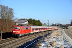 Die 111 159 mit ihrem RE 79009 nach Salzburg legt sich bei Vogl in die Kurve.