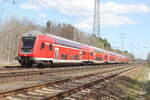 Doppelstock Steuerwagen D DB 50 80 86 21 103 – 7 DBpbzfa mit dem RB 10 nach Nauen, hier auf den südlichen Berliner Ring bei Diedersdorf am 18. April 2022. 