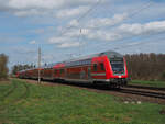 Ein RE3 nach Jüterbog, geschoben von 147 016 und angeführt vom Steuerwagen  Caspar David Friedrich , fährt kurz hinter Angermünde nach Berlin am Ort  Herzsprung  vorbei.