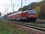 147 004 der DB am 27. Oktober 2024 bei Diedersdorf aus den Bahnhof Berlin Ostkreuz kommend auf der Fahrt zum Bahnhof BER. 