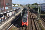 BERLIN, 26.09.2023, Blick von der Brücke Warschauer Straße auf einen Teil des gleichnamigen S-Bahnhofs und auf den in Richtung Ostbahnhof als Regionalzug daran vorbeifahrenden 442 631