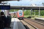 EBERSWALDE (Landkreis Barnim), 20.05.2024, RE3 nach Berlin Gesundbrunnen - mit einem Doppelstock-Steuerwagen an der Spitze - bei der Einfahrt in den Hauptbahnhof