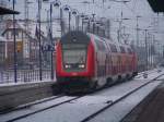 Am Gleis 2 fhrt im winterlichen Spreewald der RE2 (RE 38163) von Rathenow nach Cottbus ein.