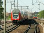 RE 2 nach Cottbus trifft in wenigen Augenblicken im Hauptbahnhof ein.Rechts hinten folgt ein S-Bahnzug nach Wartenberg.Links hinten grsst die  Goldelse  von der Siegessule.04.05.08