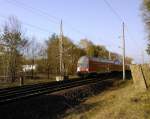 RB 28329 verlsst mit einer Lok der BR 143 schiebend den Bahnhof von Bestensee in Richtung Senftenberg und das immer der Sonne entgegen (12.4.)