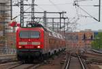 Die 143 868-8 mit dem RE 18075  Baumbltenexpress  auf der Berliner Stadtbahn von Werder (Havel) nach Berlin Ostbahnhof kurz vor der Einfahrt in den Berliner Hbf am 01.05.2013.