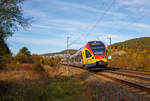   Der fünfteilige Stadler FLIRT 429 047 / 547 der HLB (Hessischen Landesbahn), fährt am 03.11.2018, als RE 99 (Main-Sieg-Express) Siegen - Gießen - Frankfurt am Main, hier kurz hinter