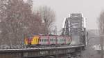 Eine RB58 nach Frankfurt Hbf verlässt soeben die Deutschherrnbrücke.