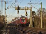 RB 15513 (RB51 Wächtersbach - Frankfurt(Main)Hbf) am 30.12.2025 bei der Ausfahrt aus Offenbach.