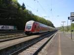 Regionalzug im Bahnhof Jossa, seltenes Bild den auf dieser Strecke fahren Planmig schon lngst keine Doppelstockzge entlang.
Grund hierfr war eine Streckenvollsperrung zwischen Fulda und Frankfurt am Main, die Regionalzge wurden ber Gemnden und Aschaffenburg umgeleitet.