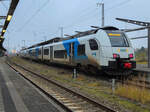 ODEG ET 4748 809-3 mit dem RE50 nach Neustrelitz Hbf in Rostock Hbf, 22.12.2025.