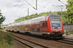 RE1 von hamburg nach Rostock hlt in Blankenberg am Bahnsteig 1.