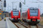 RE 4 von Löcknitz nach Lübeck (ohne Fahrtrichtungsanzeige) fährt am RE 4 in Pasewalk vorbei, der zur Abfahrt nach Ueckermünde Stadthafen bereit steht .