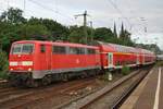 111 118-6 fährt am Morgen des 4.7.2017 mit dem RE1 (RE10171)  Nordrhein-Westfalen-Express  von Aachen Hauptbahnhof nach Düsseldorf Hauptbahnhof in Köln Messe/Deutz ein.