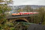 DB 111 111  Sally  mit RB48-Ersatzzug auf dem Sonnborner Viadukt in Wuppertal, April 2022.