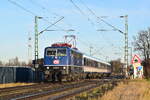 In den ersten warmen Sonnenstrahlen des Tages erreicht 111 054-3 in Kürze Meerbusch Osterrath auf den Weg nach Neuss.

Meerbusch 28.12.2024