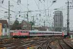 DB 111 191 mit RE1-Verstärker bei der Einfahrt in Köln Hbf, Dezember 2025.