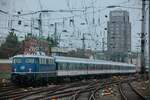 TRI 110 448-8 mit RE1-Verstärker bei der Ausfahrt in Köln Hbf, Dezember 2025.