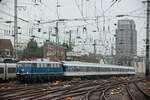 TRI 110 448-8 mit RE1-Verstärker bei der Einfahrt in Köln Hbf, Dezember 2025.