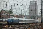 TRI 110 448-8 mit RE1-Verstärker bei der Einfahrt in Köln Hbf, Dezember 2025.