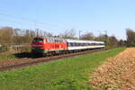Deutschland 
Lok 218 451 von MZE zieht einem Personenzug, RE10 Düsseldorf - Kleve, in Kaarst Broicherseite
18/3/2026
