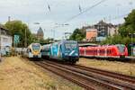 eurobahn ET7.07 als RE13 nach Venlo & TCS 101 033-9 traincharter schiebend mit RE13-Ersatzzug und rechts DB 1440 308-3 als S8 in Wuppertal, Juli 2025.