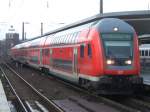  Rhein Hellweg EX  als RE11 von Paderborn nach Dsseldorf,  im Bochumer Hbf.,inm Hintergrund das Turmhnliche Gebude  gehrt zur Bochumer Fiege Brauerei.(07.12.2007)   