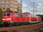 111 126 steht mit ihrer Dostosganitur als RE1 nach Hamm kurz vor dem Dsseldorfer Hauptbahnhof am 2.9.2009