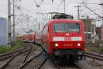 DB 120 207-6 mit RE9 bei der Einfahrt in K�ln Hbf, Oktober 2015.
