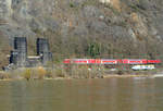 RB nach Koblenz bei den Pfeilern der  Brücke von Remagen , rechtsrheinisch KBS 465, 16.03.2017