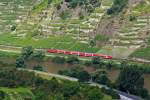 Eine 143er zieht den RE 1 Mosel-Saar-Express (Koblenz - Trier - Saarbrcken) entlang der Mosel aufwrts in Richtung Trier, hier am 18.07.2012 bei Winningen.