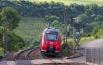 Ein Hamsterbäckchen auf Mosel Tour. Montag - Freitag verkehren die Regionalbahnen auf der Obermoselstrecke sogar bis Wittlich Hbf. ehemals Wengerohr. Samstag und Sonntag geht es nur zwischen Trier Hbf. und Perl hin und her. Während die Bundesstraße manchmal etwas abkürzt, verläuft die Obermoselstrecke meist am Fluss entlang. 442 004 fährt gerade in Richtung Trier aus den Haltepunkt Wehr Mosel aus. 06.07.2013 - KBS 692 - Bahnstrecke 3010 Koblenz - Perl Grenze (Frankreich)