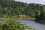 Ein Hamsterbäckchen auf Mosel Tour. Montag - Freitag verkehren die Regionalbahnen auf der Obermoselstrecke sogar bis Wittlich Hbf. ehemals Wengerohr. Samstag und Sonntag geht es nur zwischen Trier Hbf. und Perl hin und her. Während die Bundesstraße manchmal etwas abkürzt, verläuft die Obermoselstrecke meist am Fluss entlang. 442 005 fährt in Richtung Perl zwischen Wehr (Mosel) und Palzem. 06.07.2013 - KBS 692 - Bahnstrecke 3010 Koblenz - Perl Grenze (Frankreich)