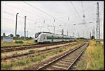 Ein Elektrotriebzug der Mitteldeutschen Regiobahn fährt hier am 5.8.2023 um 11.26 Uhr von Riesa in Richtung Elsterwerda durch den Bahnhof Wülknitz.