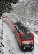Einer der letzten Zge an diesem schneereichen Tag war RB 17323, Zwickau-Dresden, welche sich hier nur noch kurz von dem Halt in Freiberg entfernt befindet.