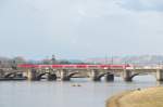 Eine 143er berquert am 04.03.10 in Dresden die Elbe