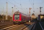 Eine Doppelstock Garnitur mit schiebender 143 erreicht am 22. Oktober 2011 mit einem abendlichen RE nach Nordhausen den Bahnhof Sangerhausen auf Gleis 2.