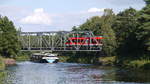 Ein LINT 41 / BR 648 als Regionalbahn Lübeck - Büchen - Lüneburg hat den Elbe-Lübeck-Kanal überquert während darunter GMS ANDREA, ENI 04400390 (ex Hans Wilhellm, ex Maria Luise) mit Kurs Mölln unterwegs ist; 27.08.2014
