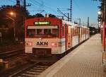 VT54 der AKN am 08.07.2025 in Elmshorn (Nachtaufnahme)