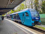 Stadler Akku Flirt 526 034 der Nordbahn steht in Neumünster mit der RB 63 nach Hohenwestedt, 27.04.2026.