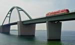 Die Regionalbahn berquert am 07.05.2012 die Fehmarnsund-Brcke.