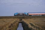 245 205 mit einem Zug des SH-Express, einem der vielen Ersatzzüge für die abgestellten Married-Pair-Wagen, auf der Marschbahn kurz vor Keitum, 24.1.17.