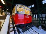 Der Personenwagen der Thüringer Bergbahn als RB 29845 nach Obstfelderschmiede, am 27.01.2021 in Lichtenhain (a d Bergbahn).
