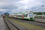 EB VT 337 (95 80 0650 276-8 D-EIB) und zwei weitere 650 als RE 80684 von Saalfeld (S) nach Zeitz, am 15.05.2026 in Gera Hbf.