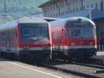 Am 26.04.06 stand dder links stehende RE-Zug nach Stuttgart Hbf und der rechts stehende RE-Zug nach Donauwrth Hbf.